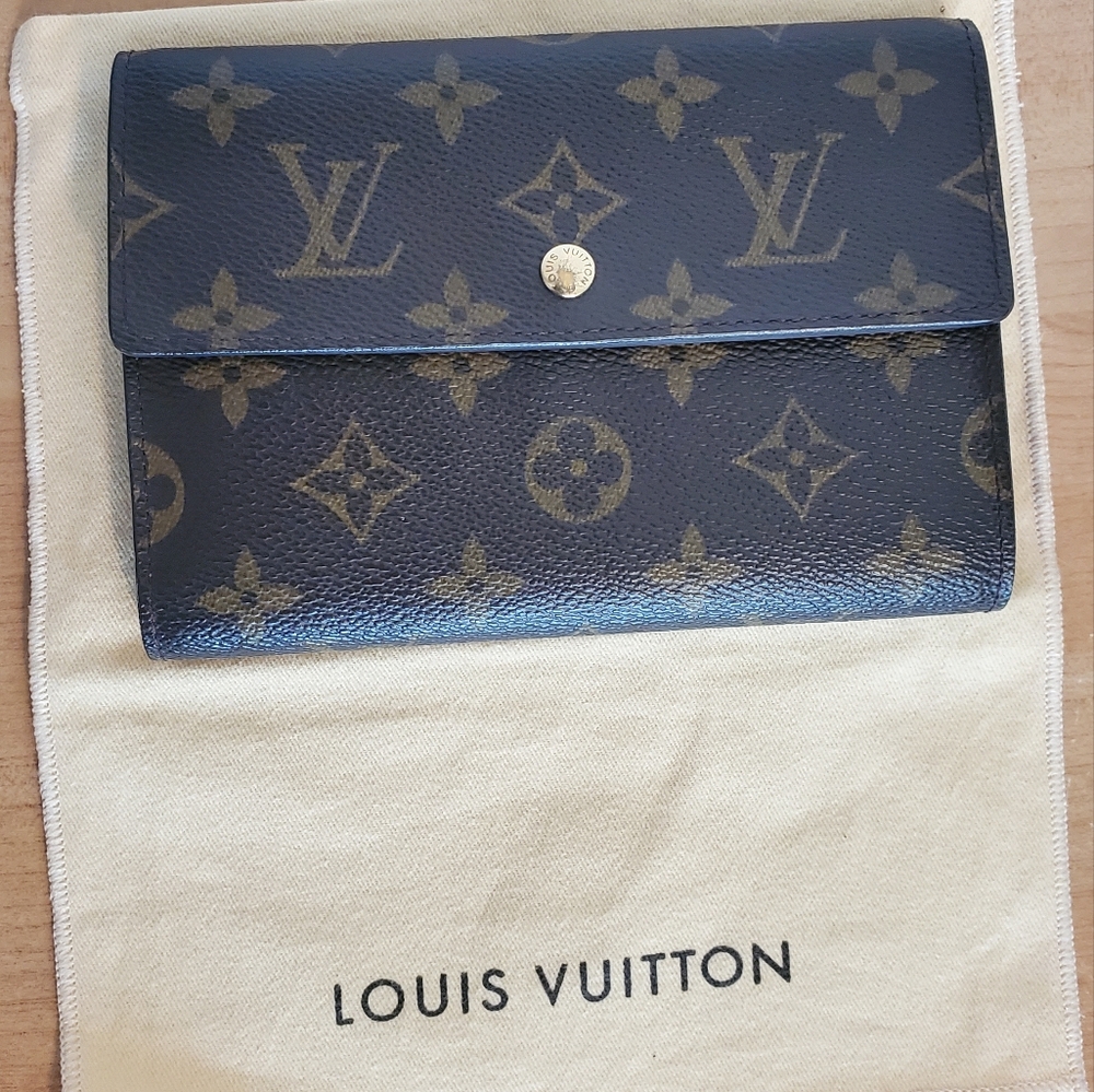 Louis Vuitton Medium International Wallet